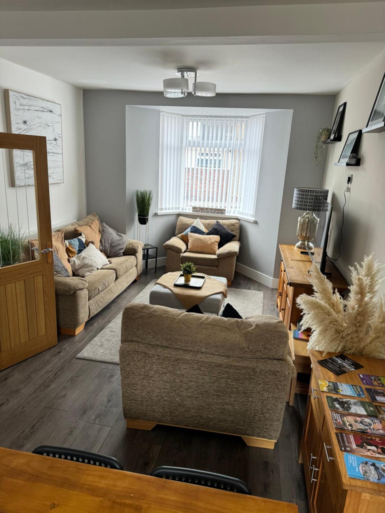 Modern, Spacious And Location Ferienhaus