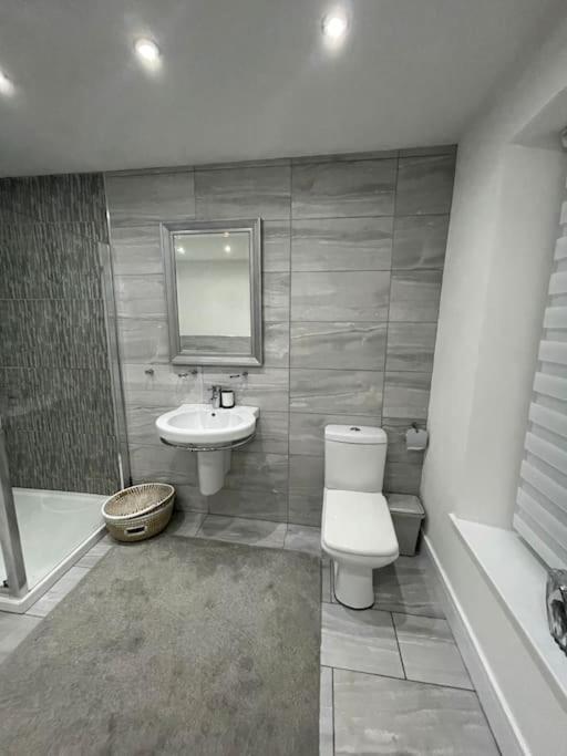 Modern, Spacious And Location *