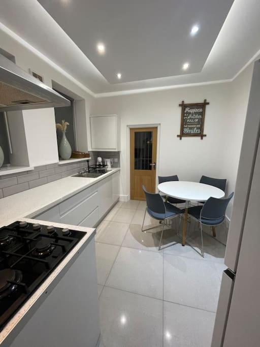 Modern, Spacious And Location Ferienhaus