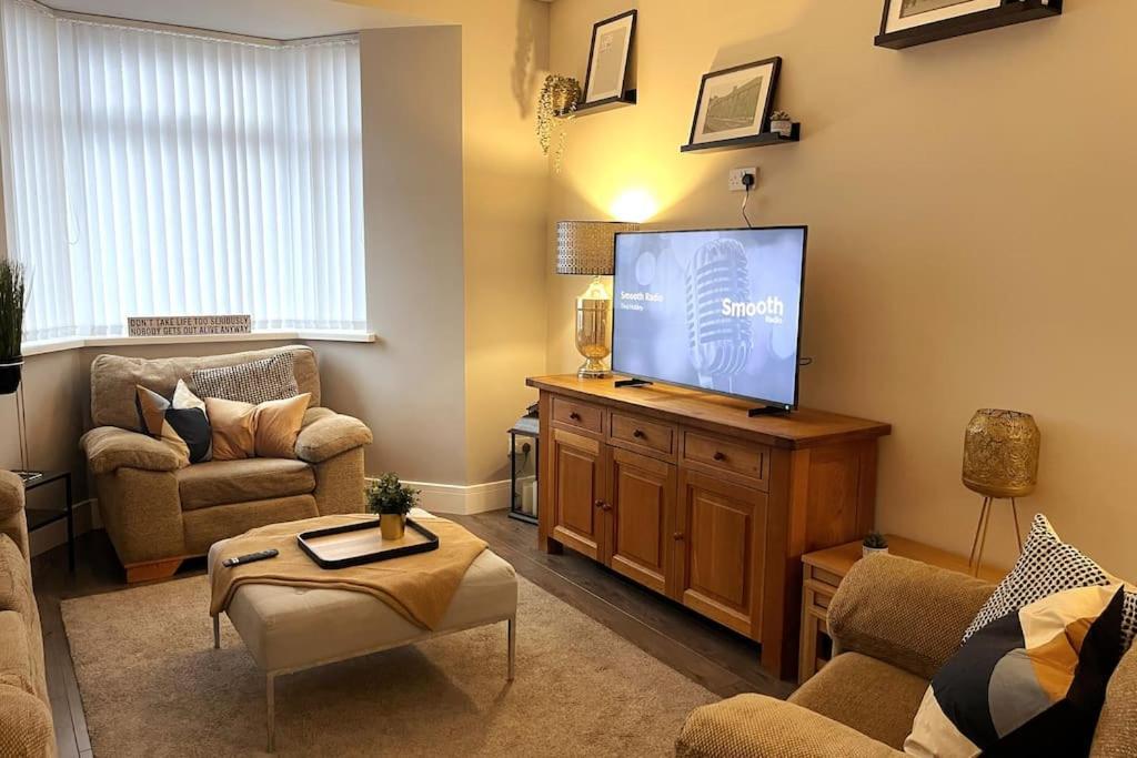 Modern, Spacious And Location Holiday home Aberdare