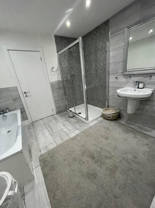 Modern, Spacious And Location Aberdare